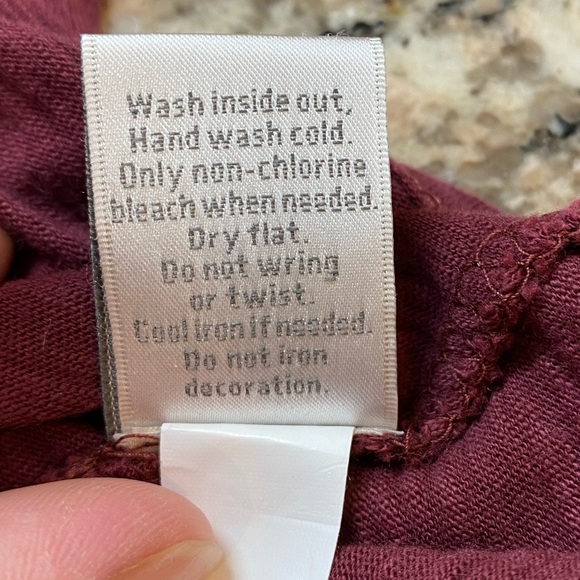 Lauren Conrad Size XL Maroon Short Sleeve Shirt with a Design with Black Beads - Picture 14 of 16